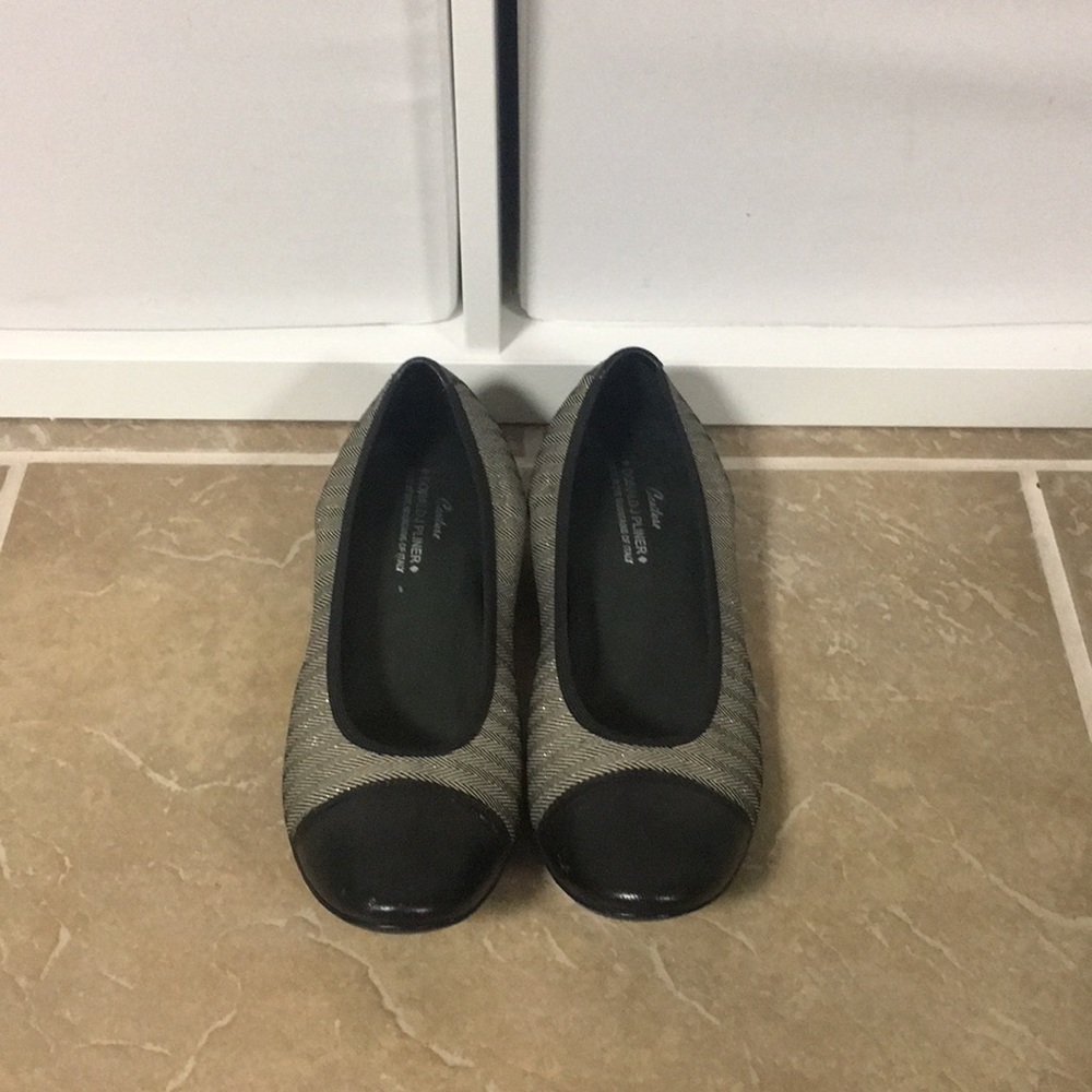 Donald J. Pliner flat ballet shoes, size 9